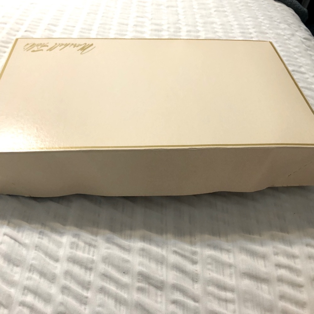 MARSHALL FIELD’S GIFT BOX vintage offwhite color with gold border size22x12 GUC - Picture 7 of 13